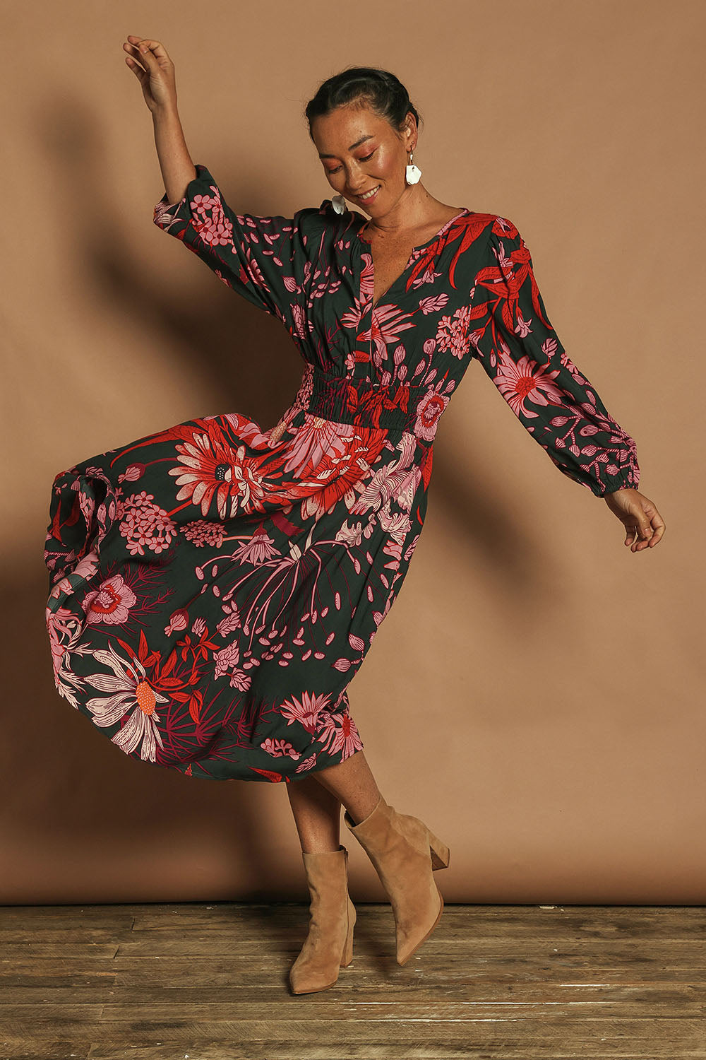 Model Katie wearing size 10 of the Gwyn Midi Dress in colour Greygarden (Pink), from the front, showing the whole outfit