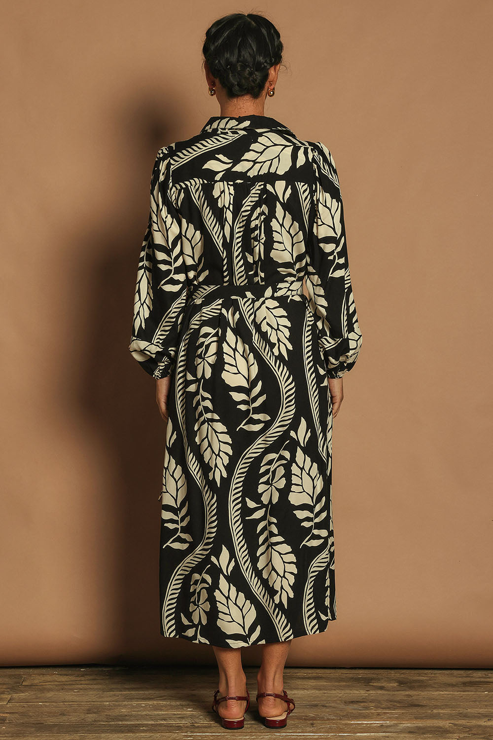 Model Katie wearing size 10 of the Leah Midi Shirt Dress in colour Blkvine (Black), from the back
