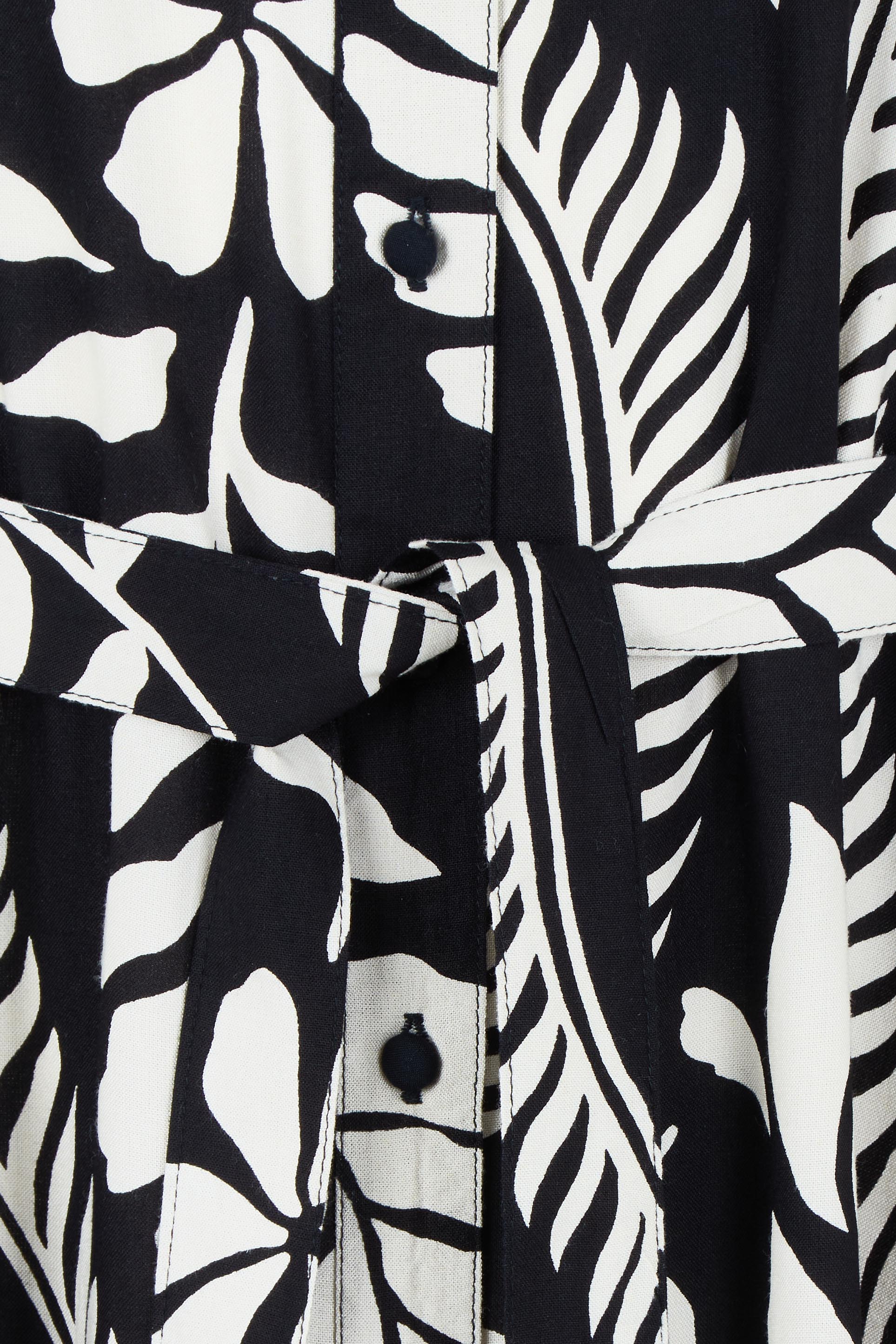 Product shot of the Leah Midi Shirt Dress in colour Blkvine (Black), detail