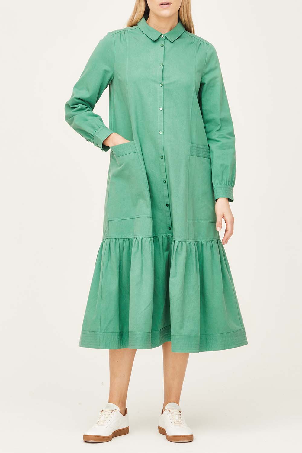 A model wearing the Winnie Shirt Dress in colour Foamgreen (Green), from the front, cropped image