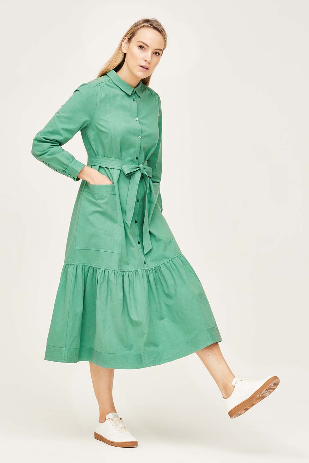 A model wearing the Winnie Shirt Dress in colour Foamgreen (Green), from the front, showing the whole outfit