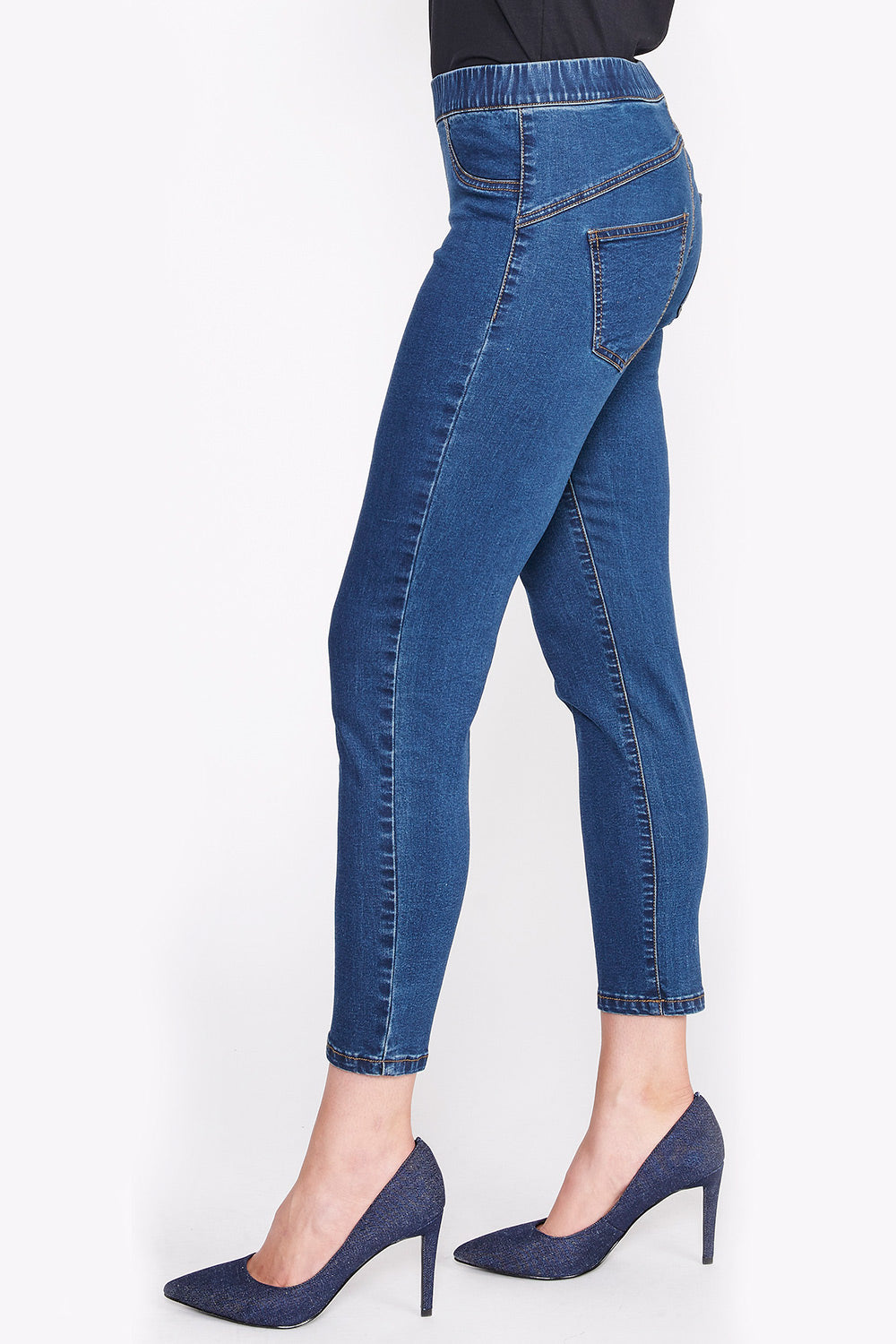 A model wearing the Crop Jean in colour Denim (Black), from the front, cropped image