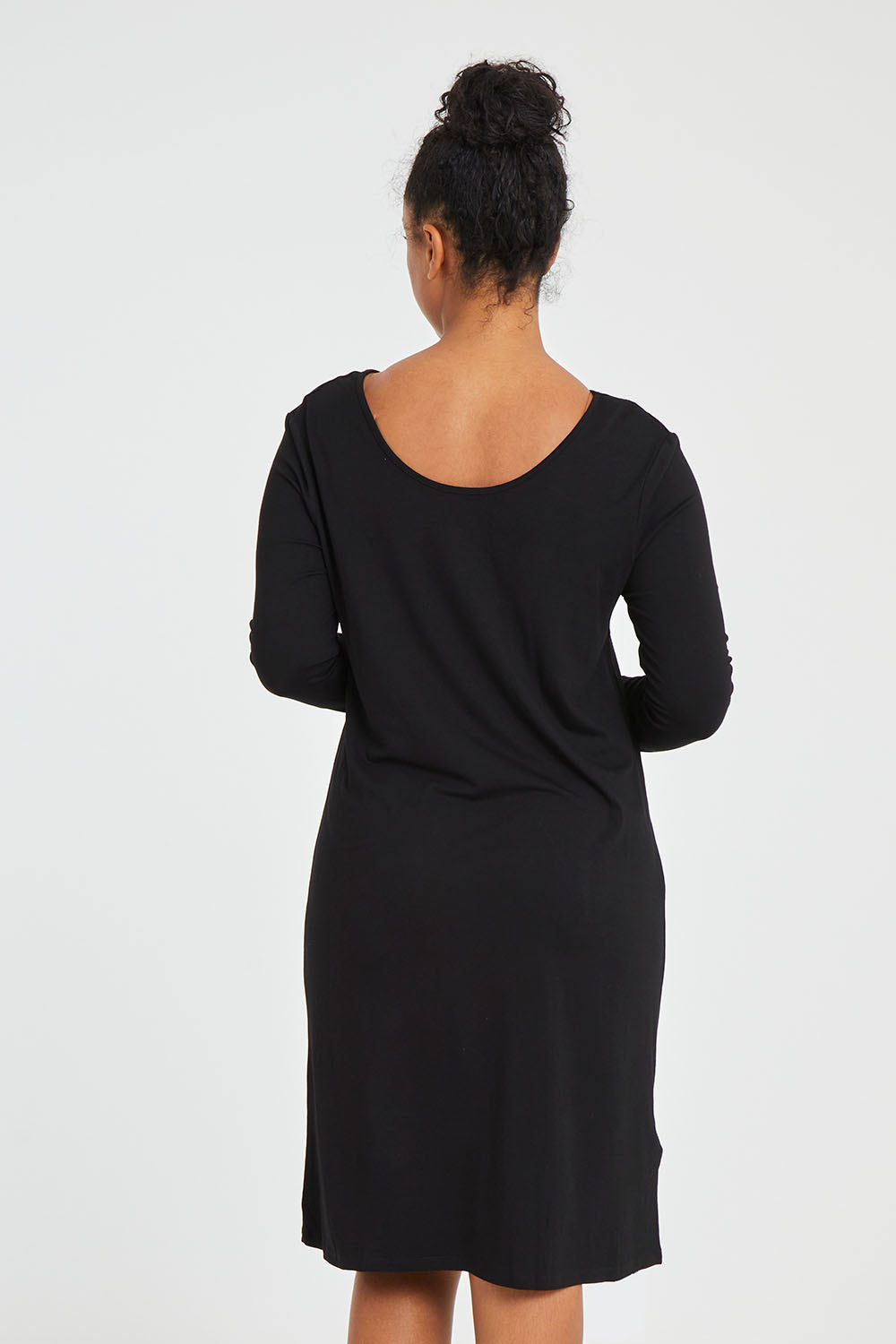 Model Noli wearing size L of the Reversible Dress in colour Black (Black), from the back