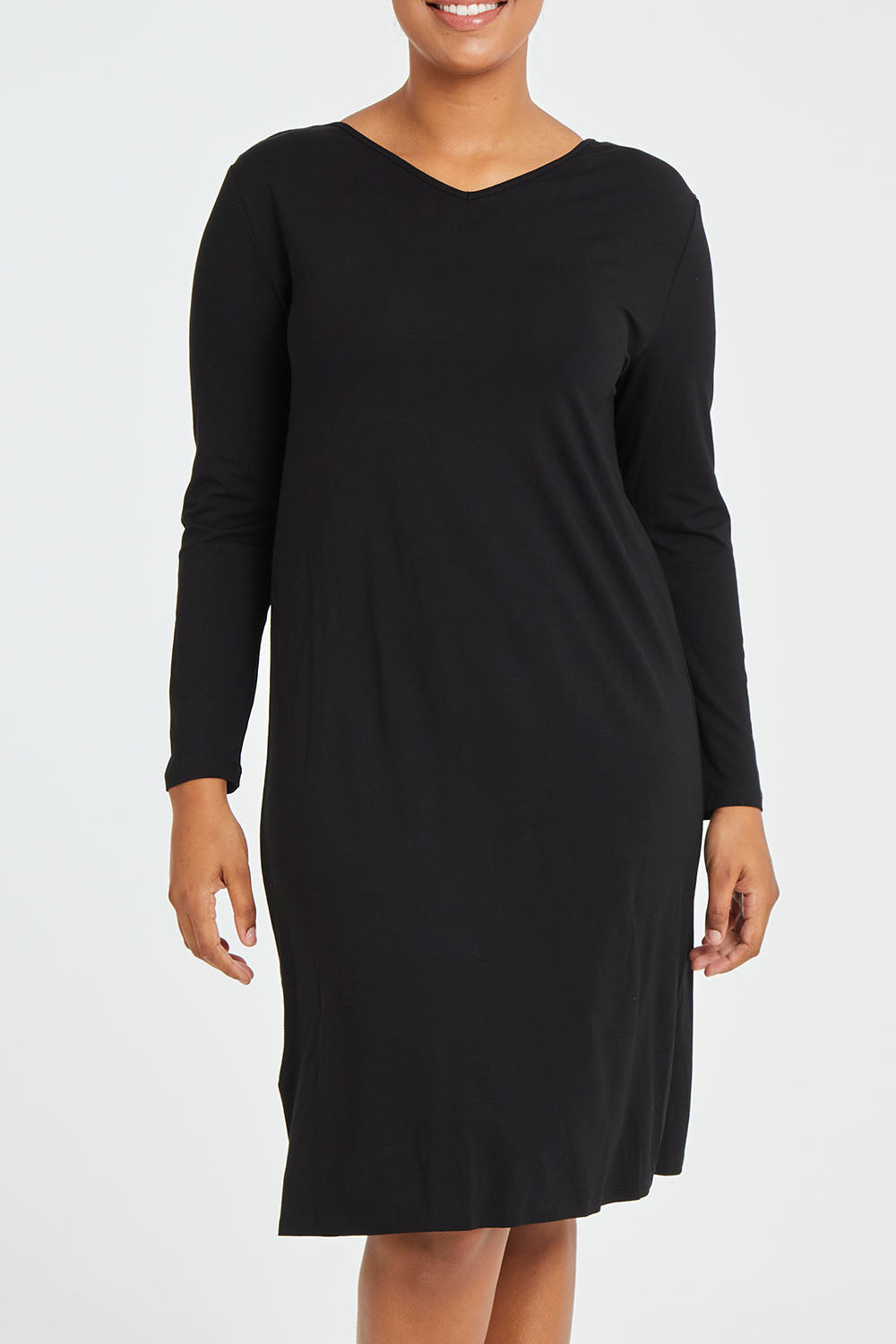 Model Noli wearing size L of the Reversible Dress in colour Black (Black), from the front, cropped image