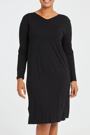 Model Noli wearing size L of the Reversible Dress in colour Black (Black), from the front, cropped image
