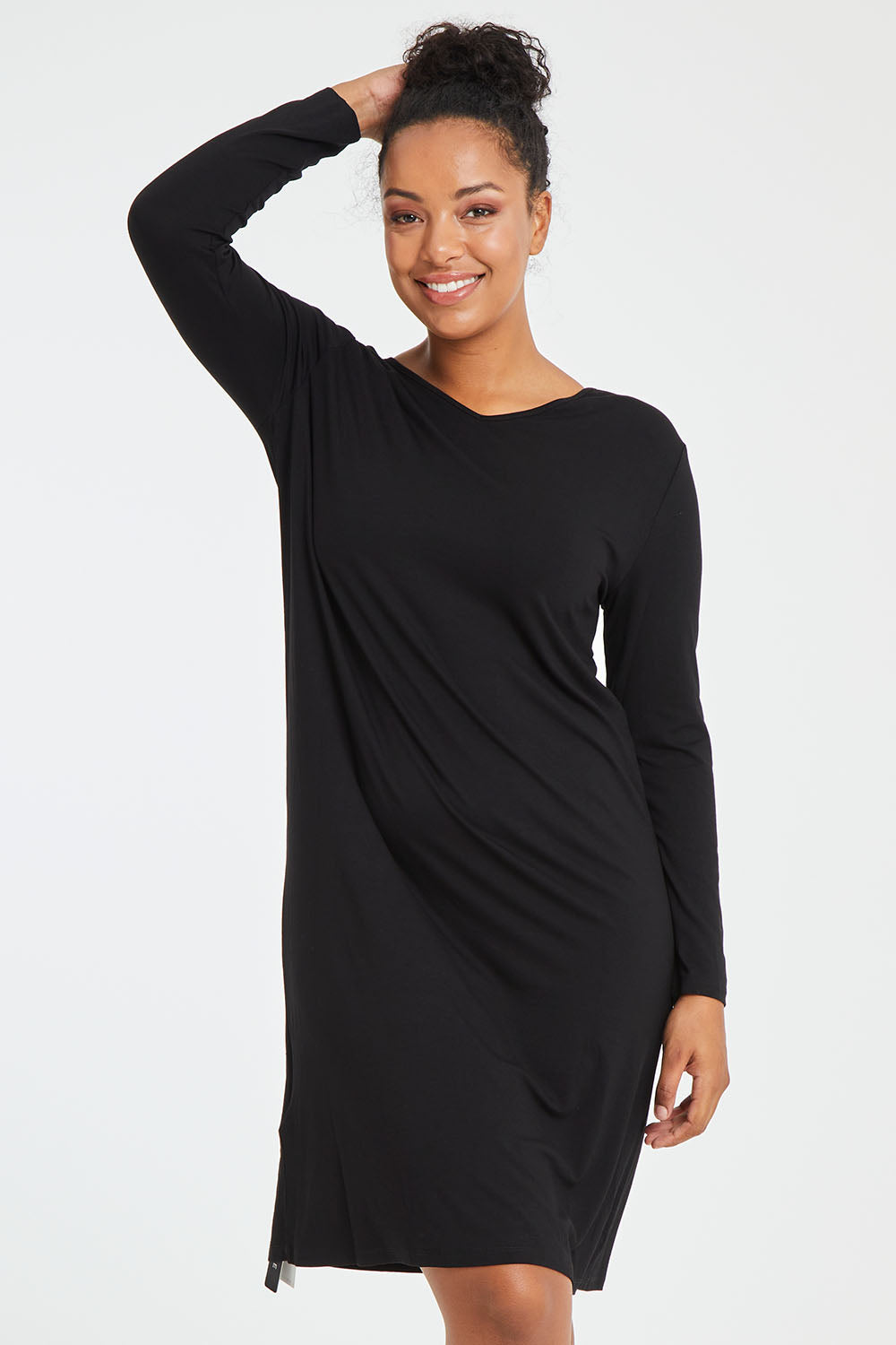 Model Noli wearing size L of the Reversible Dress in colour Black (Black), from the front, cropped image