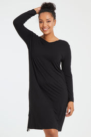 Model Noli wearing size L of the Reversible Dress in colour Black (Black), from the front, cropped image