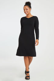 Model Noli wearing size L of the Reversible Dress in colour Black (Black), from the front, showing the whole outfit