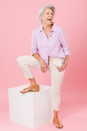 Model Elise wearing size S of the Jogger Jean in colour Natural, from the front, showing the whole outfit