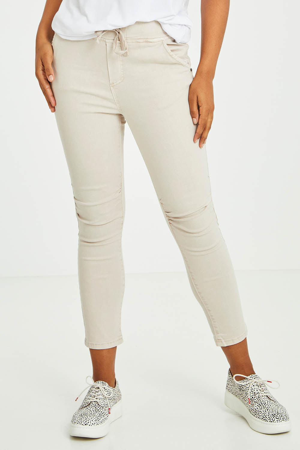 Model Olivia wearing size S of the Jogger Jean in colour Natural, from the front, cropped image