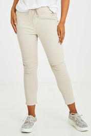 Model Olivia wearing size S of the Jogger Jean in colour Natural, from the front, cropped image