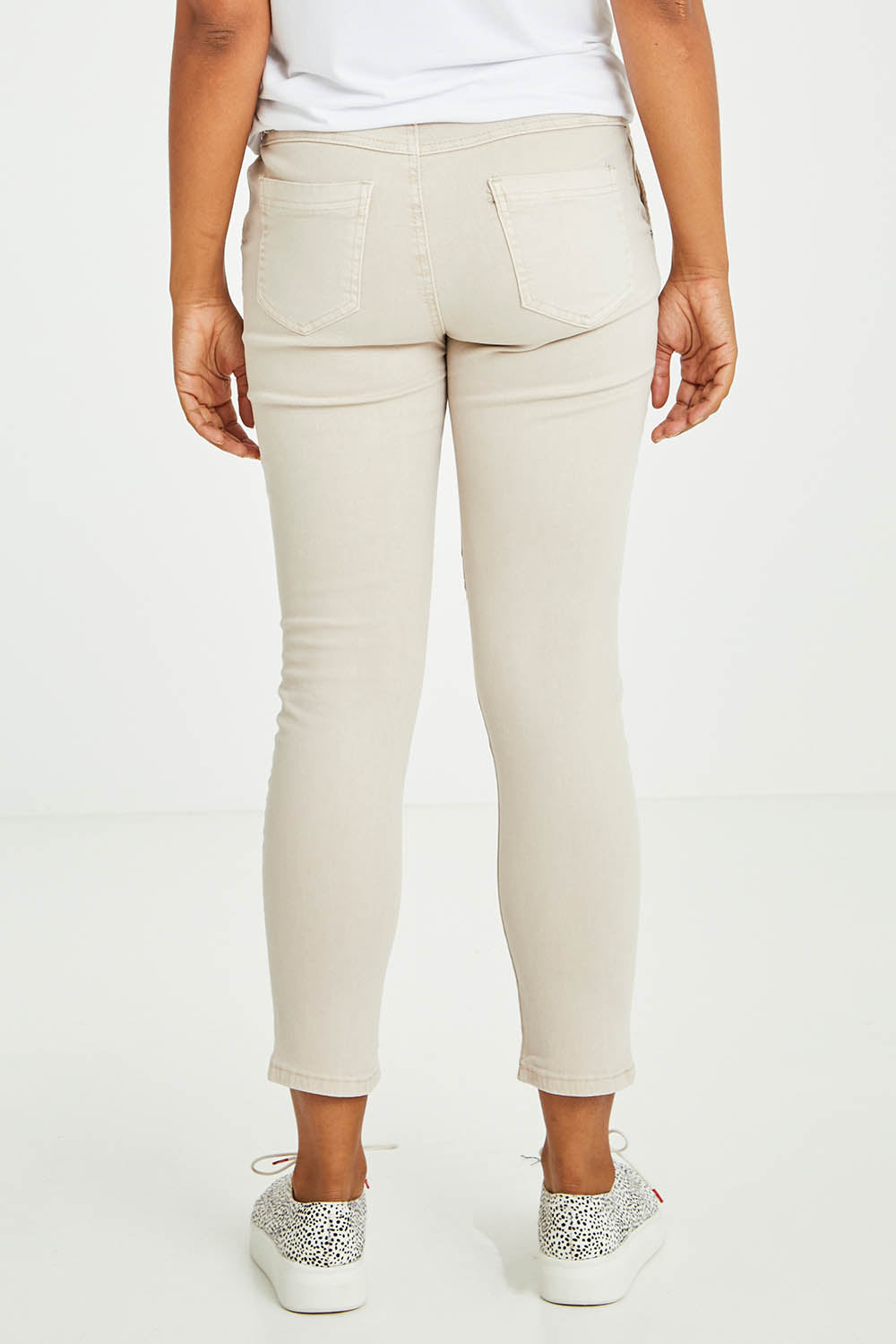 Model Olivia wearing size S of the Jogger Jean in colour Natural, from the front, cropped image