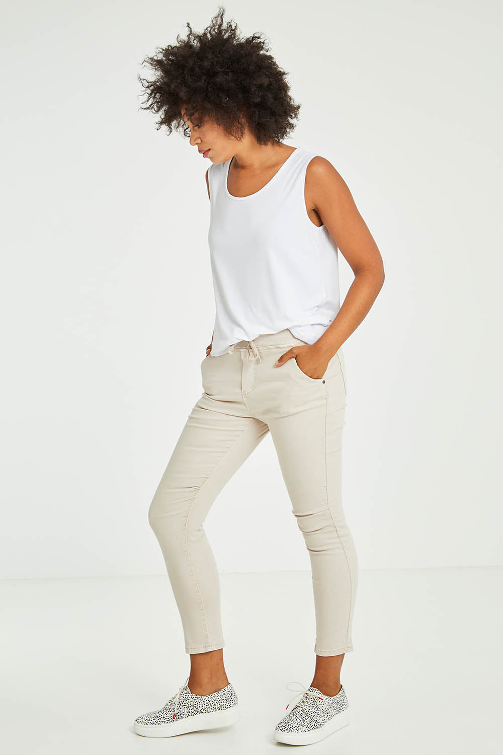 Model Olivia wearing size S of the Jogger Jean in colour Natural, from the front, showing the whole outfit