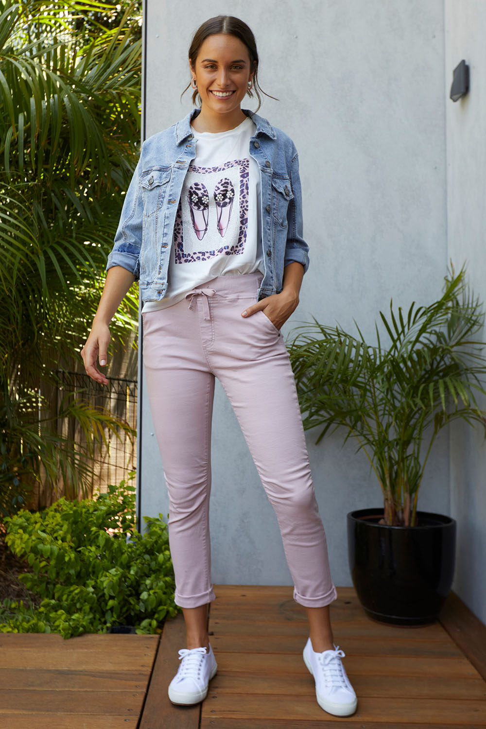 A model wearing the Jogger Jean in colour Pink (Pink), from the front, showing the whole outfit