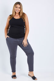 Model Fiona wearing size XL of the Basic Tank in colour Black (Black), from the front, showing the whole outfit