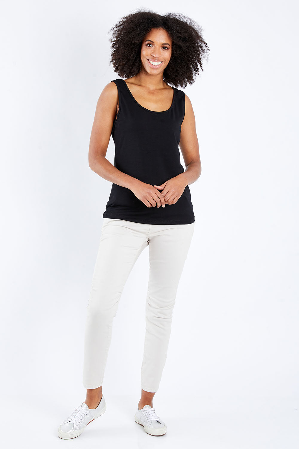 Model Schanez wearing size S of the Basic Tank in colour Black (Black), from the front, showing the whole outfit