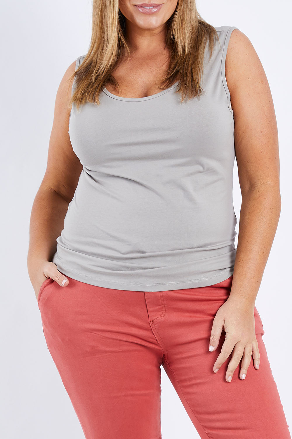 Model Fiona wearing size XL of the Basic Tank in colour Natural, from the front, cropped image