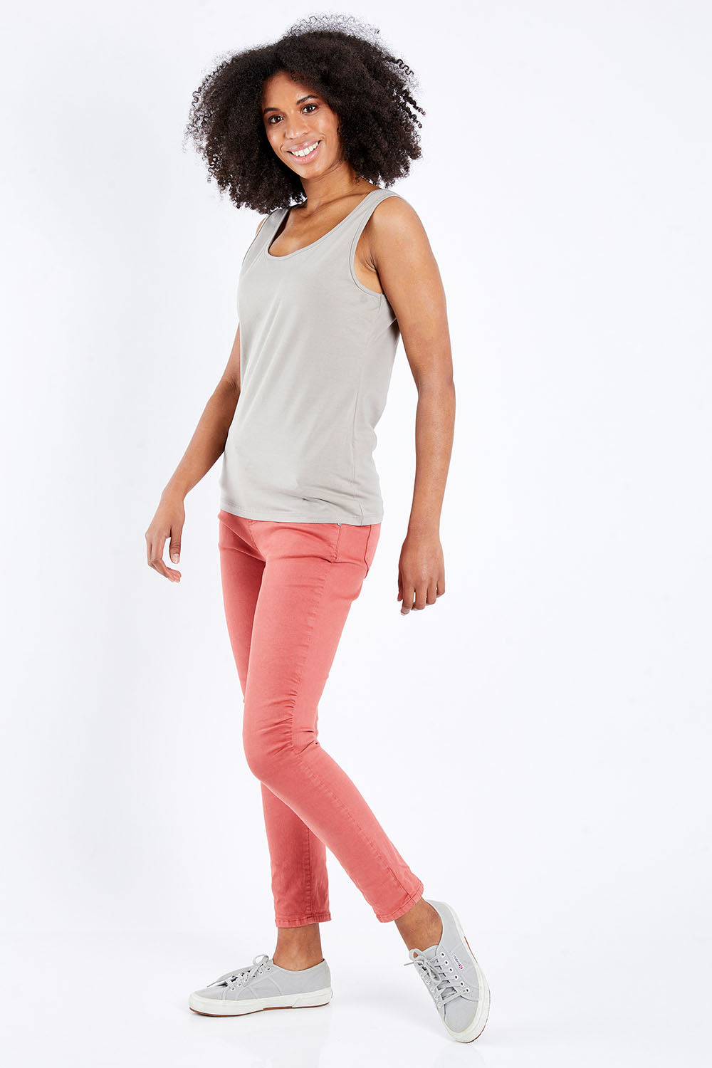 Model Schanez wearing size S of the Basic Tank in colour Natural, from the front, showing the whole outfit