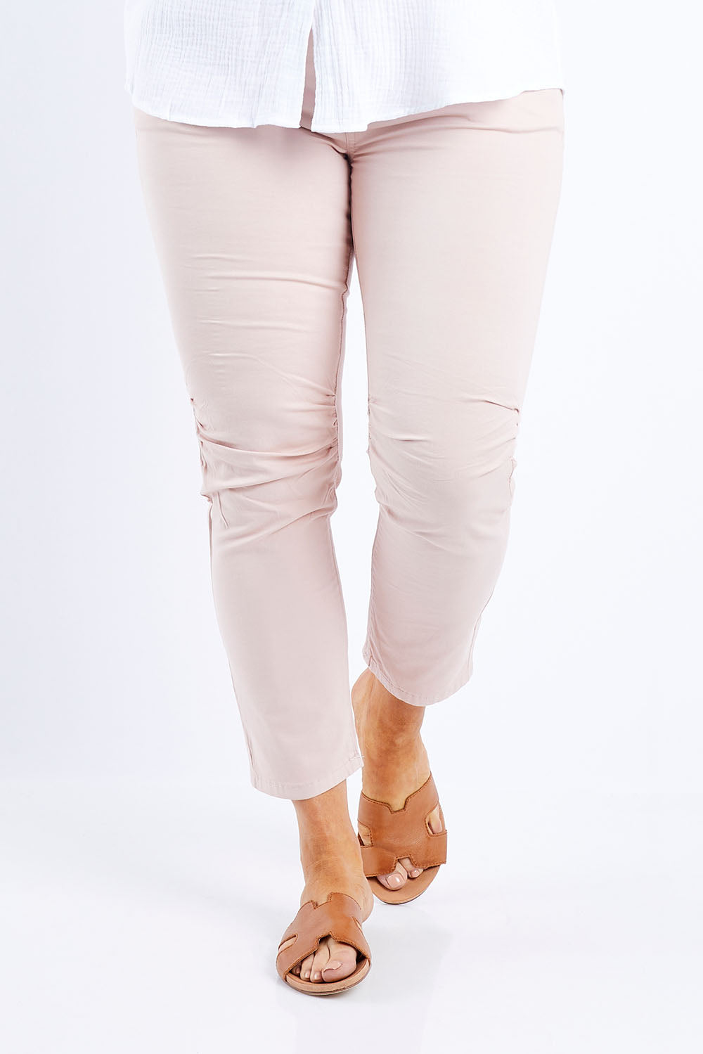 Model Laura wearing size L of the Lightweight Jogger Jean in colour Palepink (Pink), from the front, cropped image