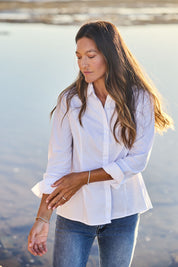 Model Alex wearing size S of the Poplin Shirt in colour White (White), from the front, showing the whole outfit