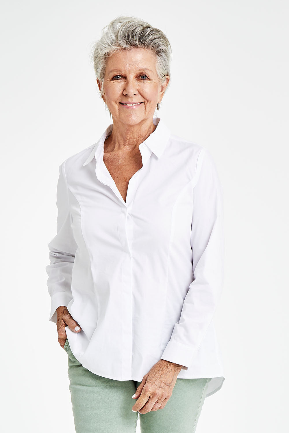 Model Elise wearing size S of the Poplin Shirt in colour White (White), from the front, cropped image