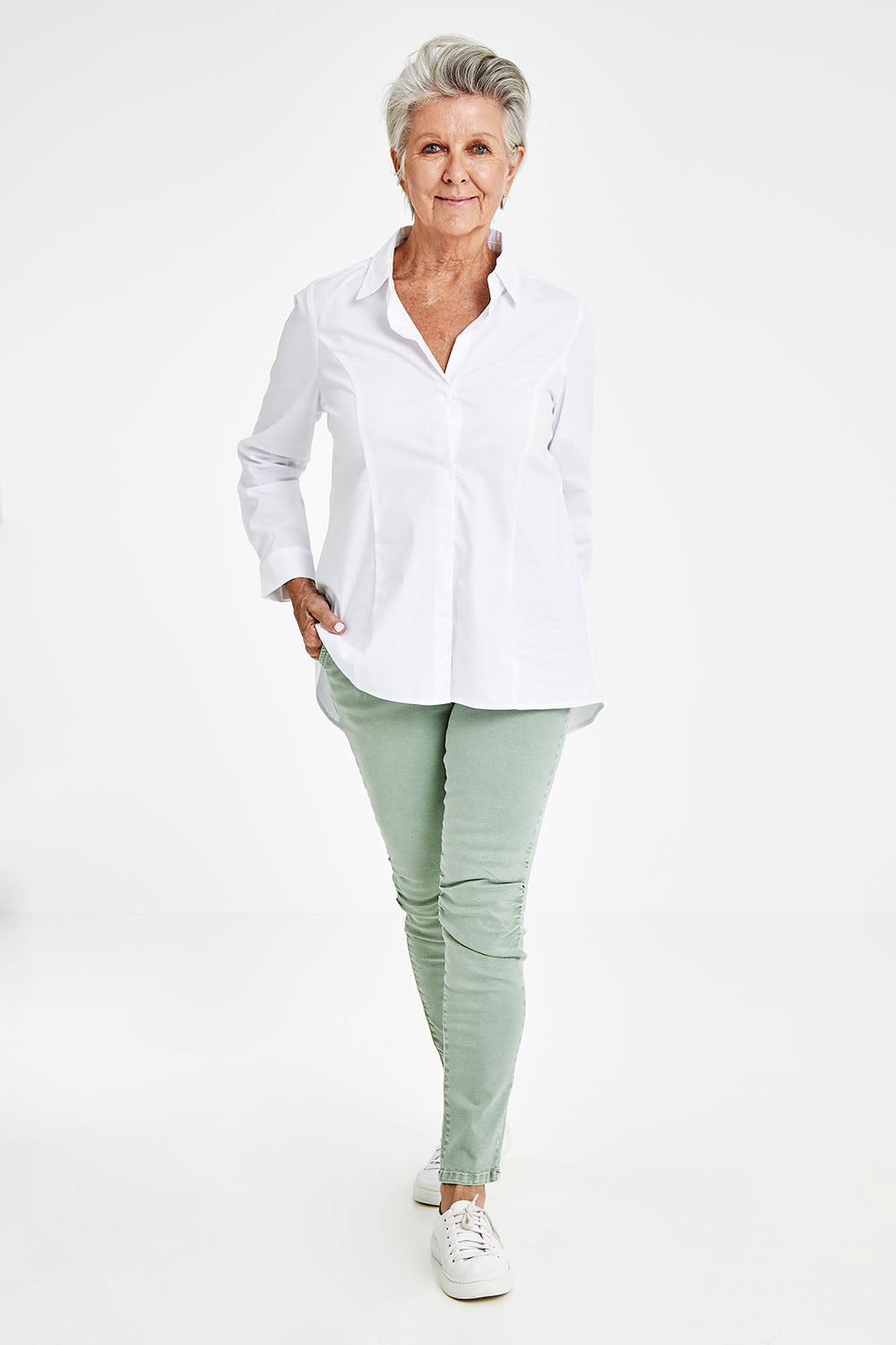 Model Elise wearing size S of the Poplin Shirt in colour White (White), from the front, showing the whole outfit