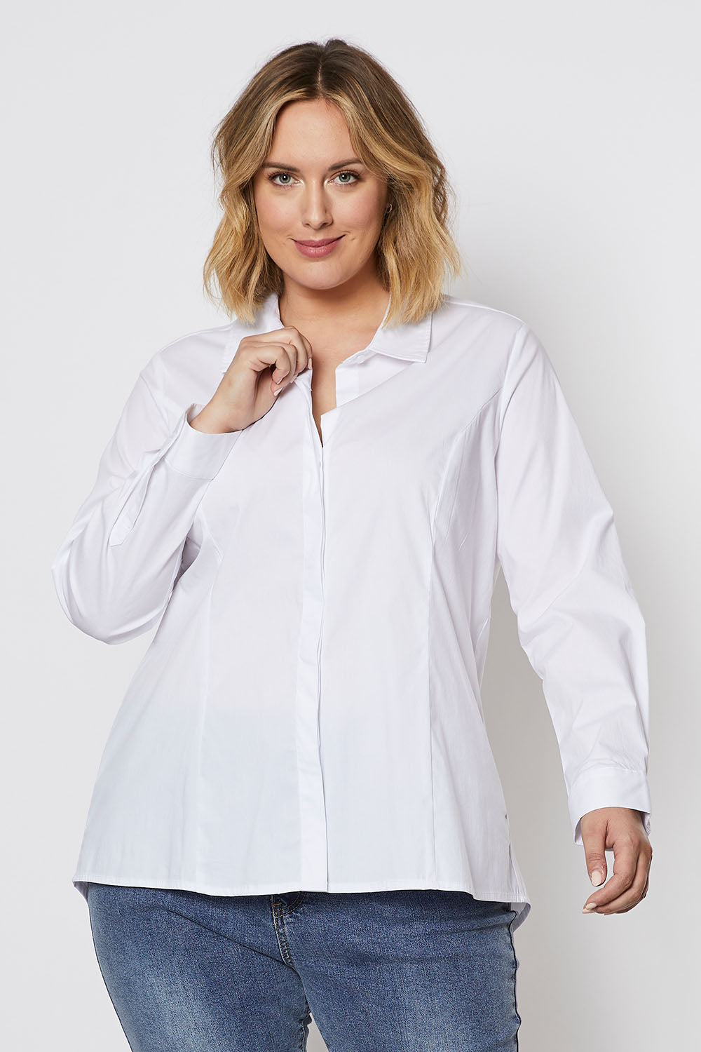 A model wearing the Poplin Shirt in colour White (White), from the front, cropped image