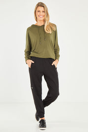 Model Kelly wearing size S of the Zip Pocket Pant in colour Black (Black), from the front, showing the whole outfit