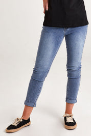Model Emma wearing size S of the Sophie Mom Jean in colour Denim (Blue), from the front, cropped image
