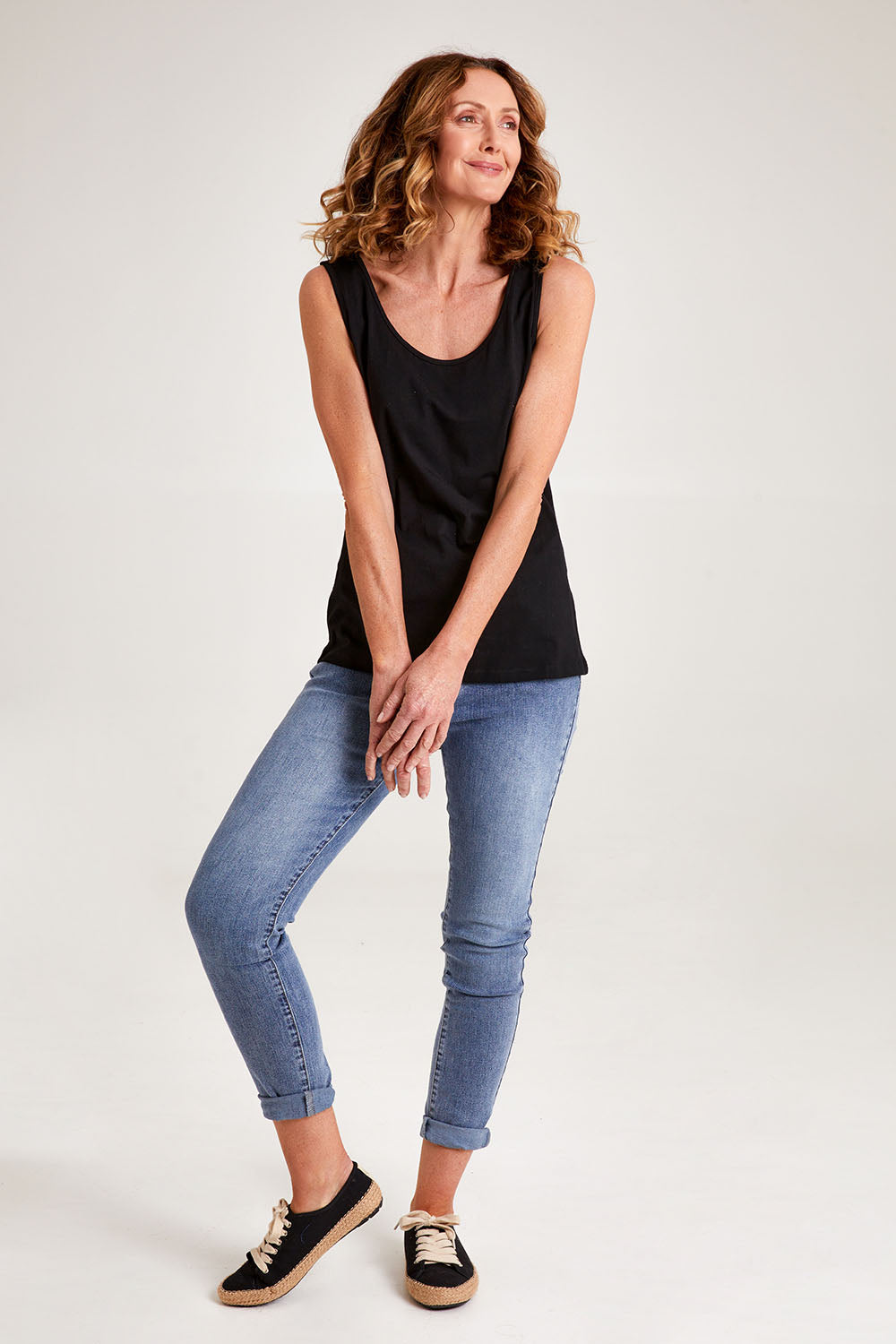 Model Emma wearing size S of the Sophie Mom Jean in colour Denim (Blue), from the front, showing the whole outfit