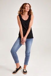 Model Emma wearing size S of the Sophie Mom Jean in colour Denim (Blue), from the front, showing the whole outfit