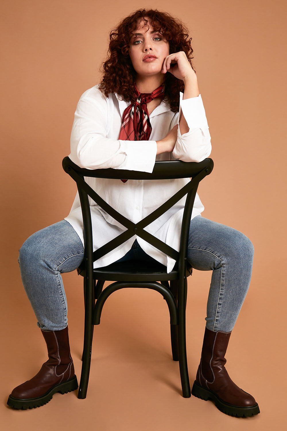 Model Maddy wearing size XL of the Sophie Mom Jean in colour Denim (Blue), from the front, showing the whole outfit
