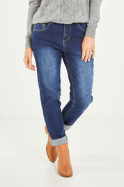 Model Kelly wearing size S of the Sammi Jean in colour Darkdenim (Blue), from the front, cropped image