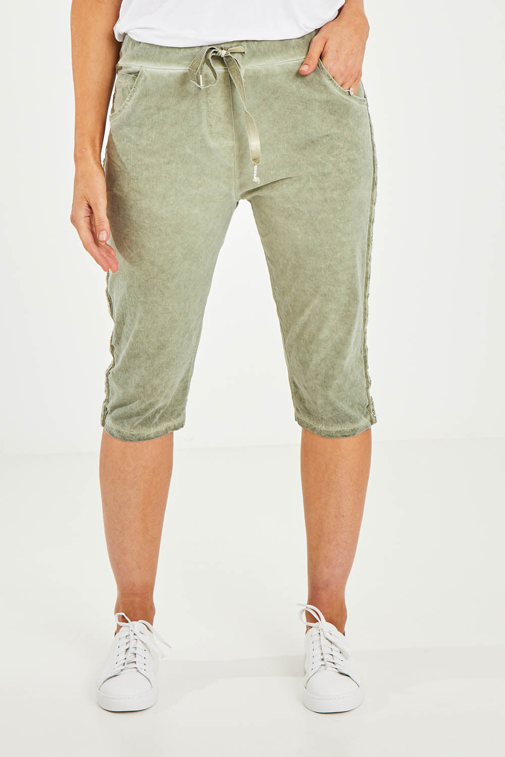 Model Kelly wearing size S of the Crushed Jean Short in colour Khaki (Green), from the front, cropped image