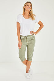 Model Kelly wearing size S of the Crushed Jean Short in colour Khaki (Green), from the front, showing the whole outfit
