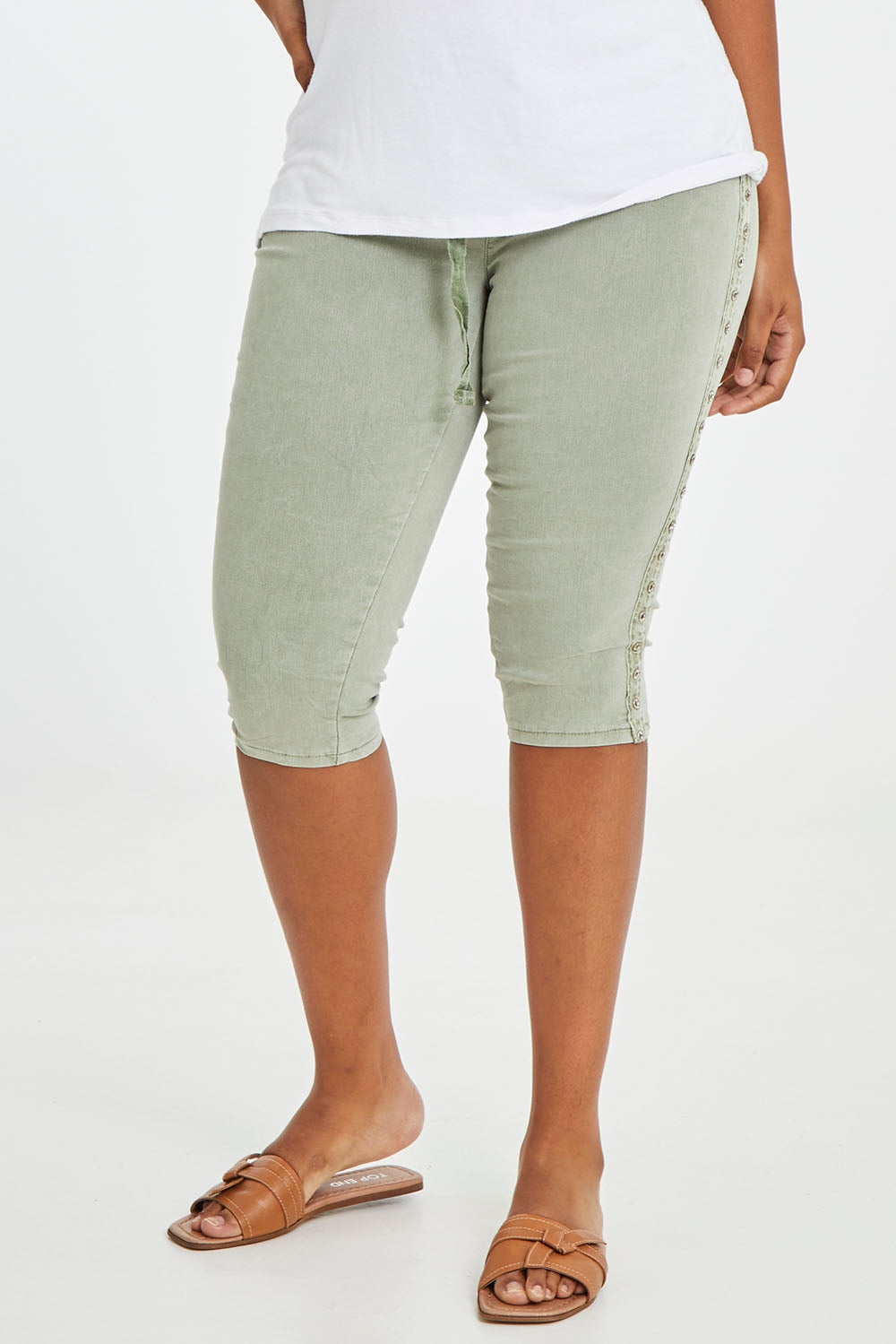 Model Noli wearing size L of the Crushed Jean Short in colour Khaki (Green), from the front, cropped image