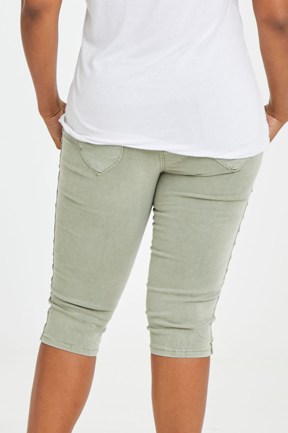 Model Noli wearing size L of the Crushed Jean Short in colour Khaki (Green), from the front, cropped image