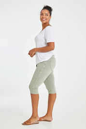 Model Noli wearing size L of the Crushed Jean Short in colour Khaki (Green), from the front, showing the whole outfit