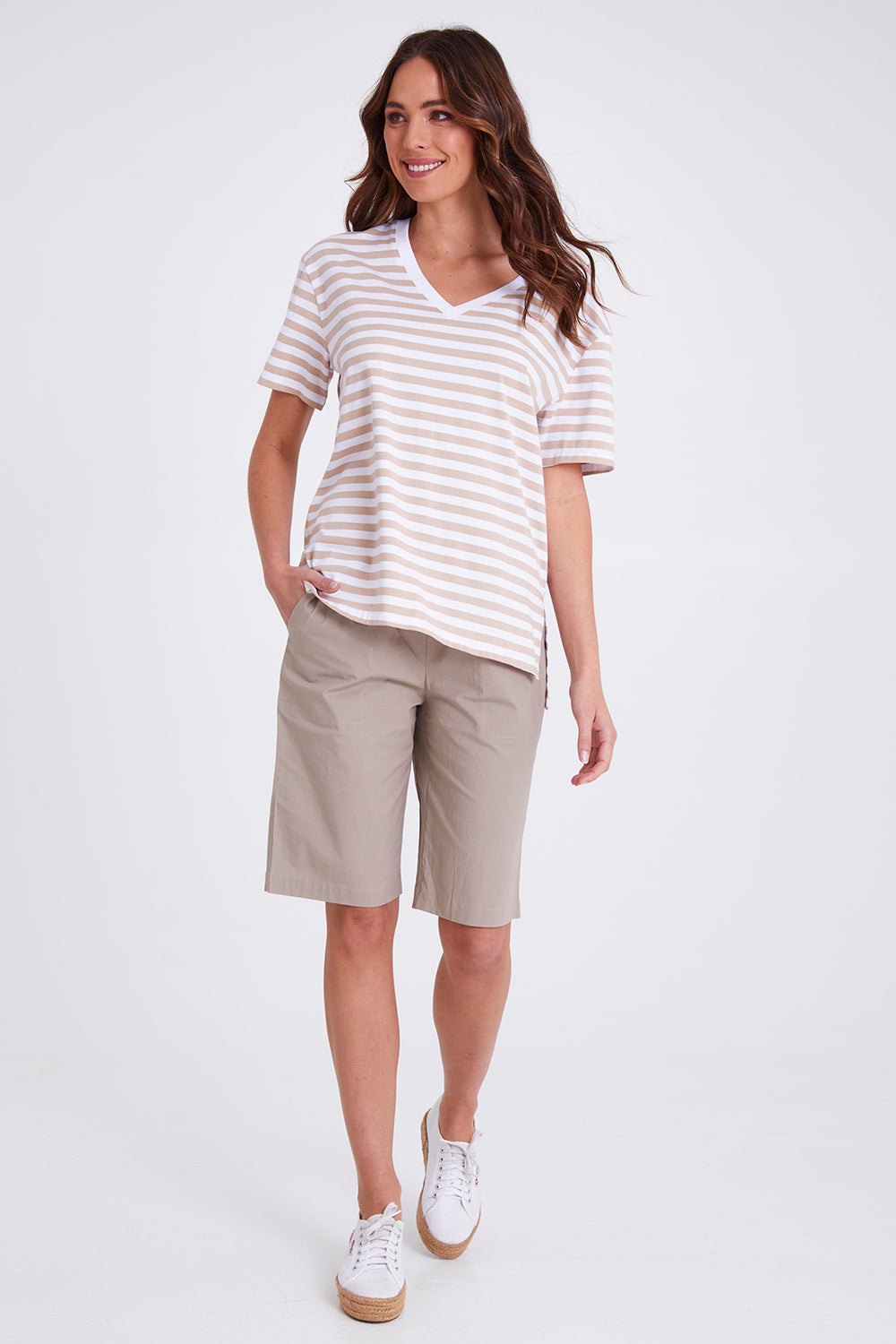 Model Madeline wearing size S of the Sailor Tee in colour Stonewhite (White), from the front, showing the whole outfit