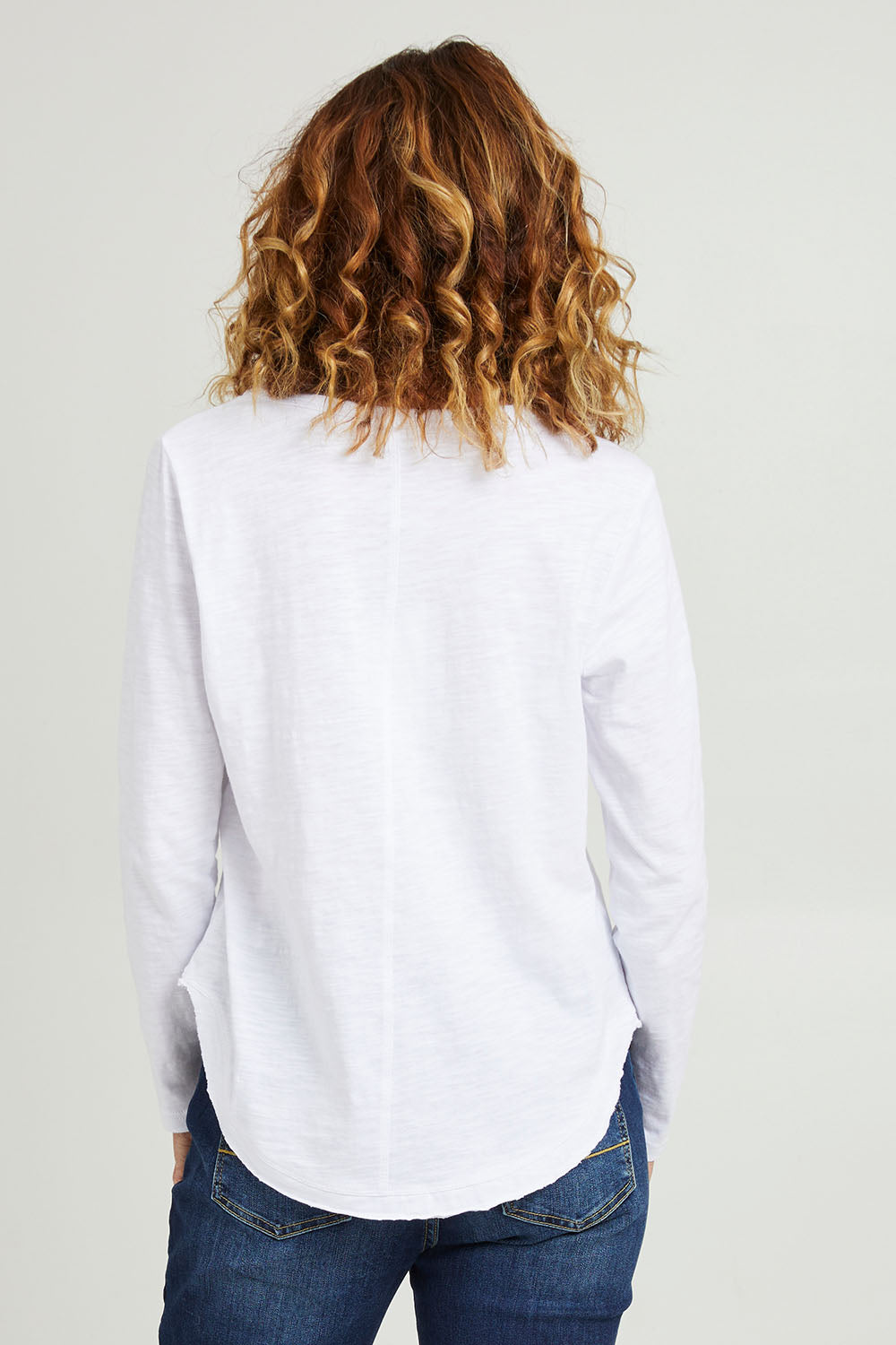 Model Emma wearing size S of the Les Copines L/S Tin colourShirt - White (White), from the back