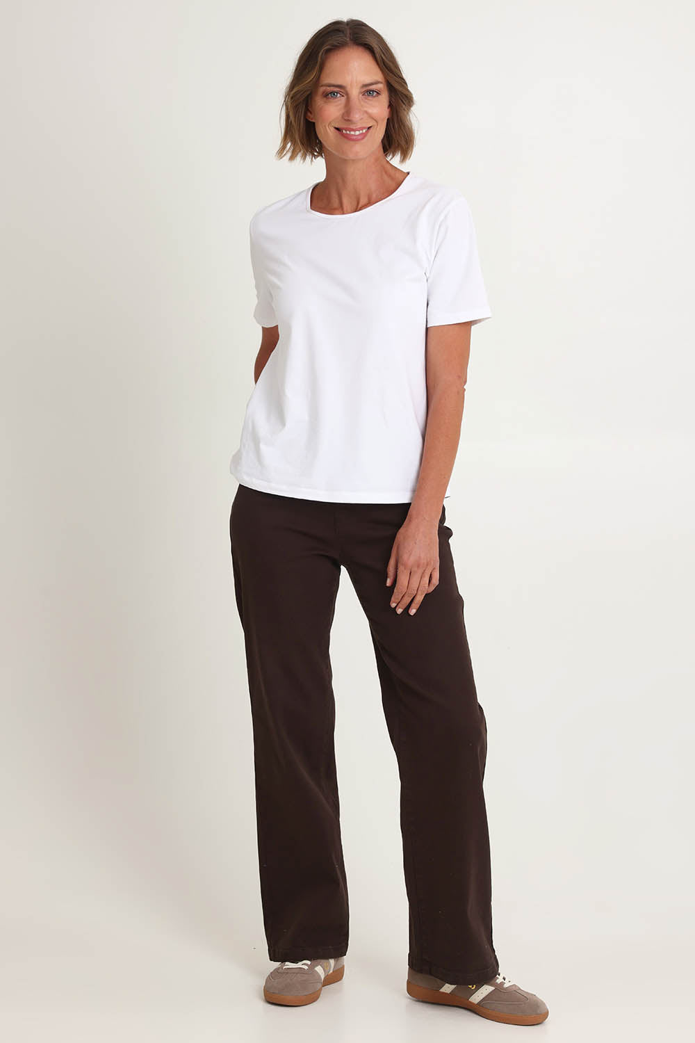Model Riina wearing size S of the Maddy Wide Leg Jean in colour Chocolate, from the front, showing the whole outfit
