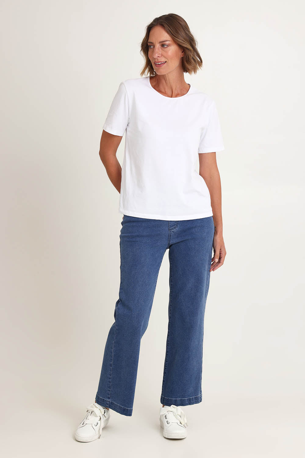 Model Riina wearing size S of the Maddy Wide Leg Jean in colour Denim (Blue), from the front, showing the whole outfit