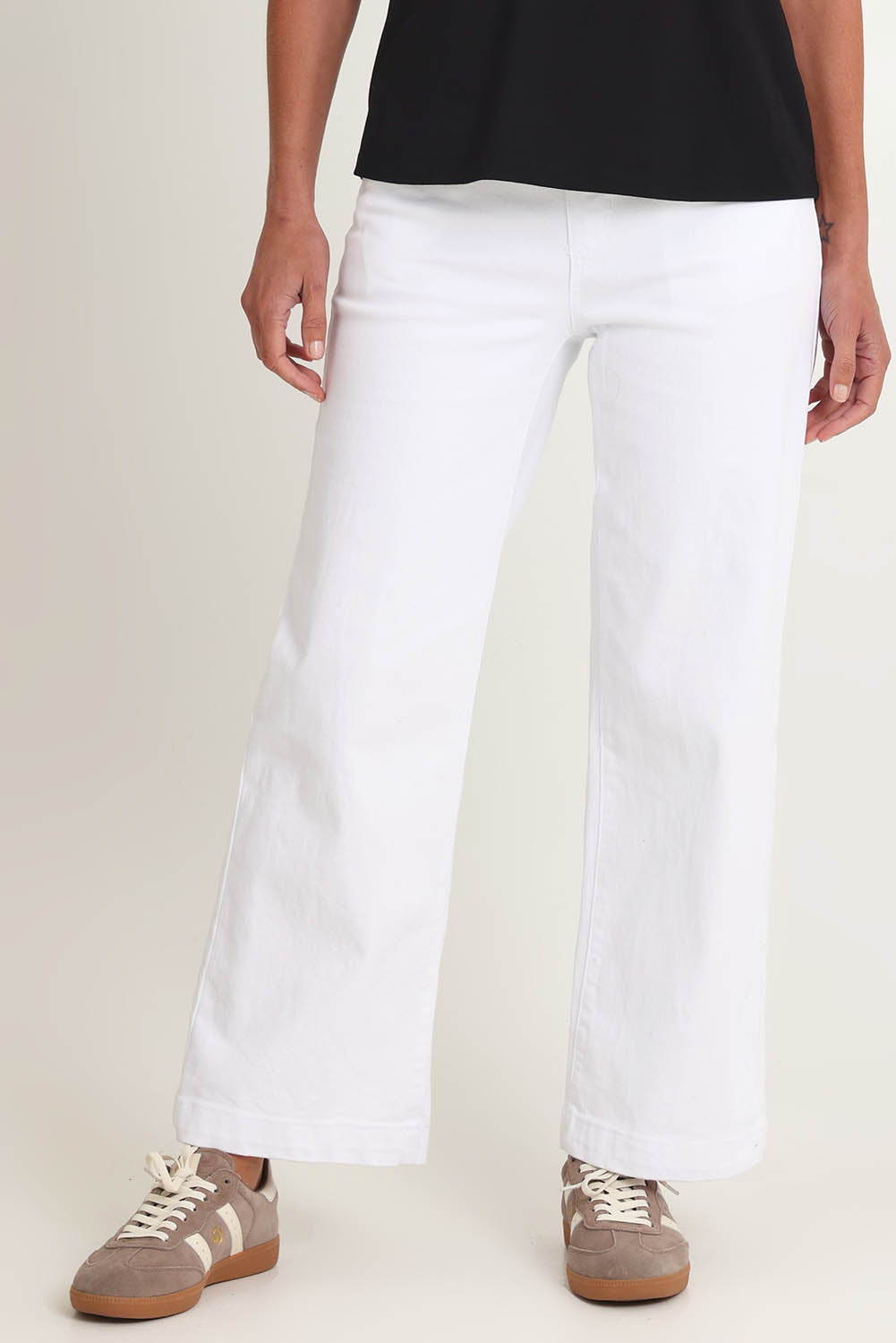 Model Riina wearing size S of the Maddy Wide Leg Jean in colour White (White), from the front, cropped image