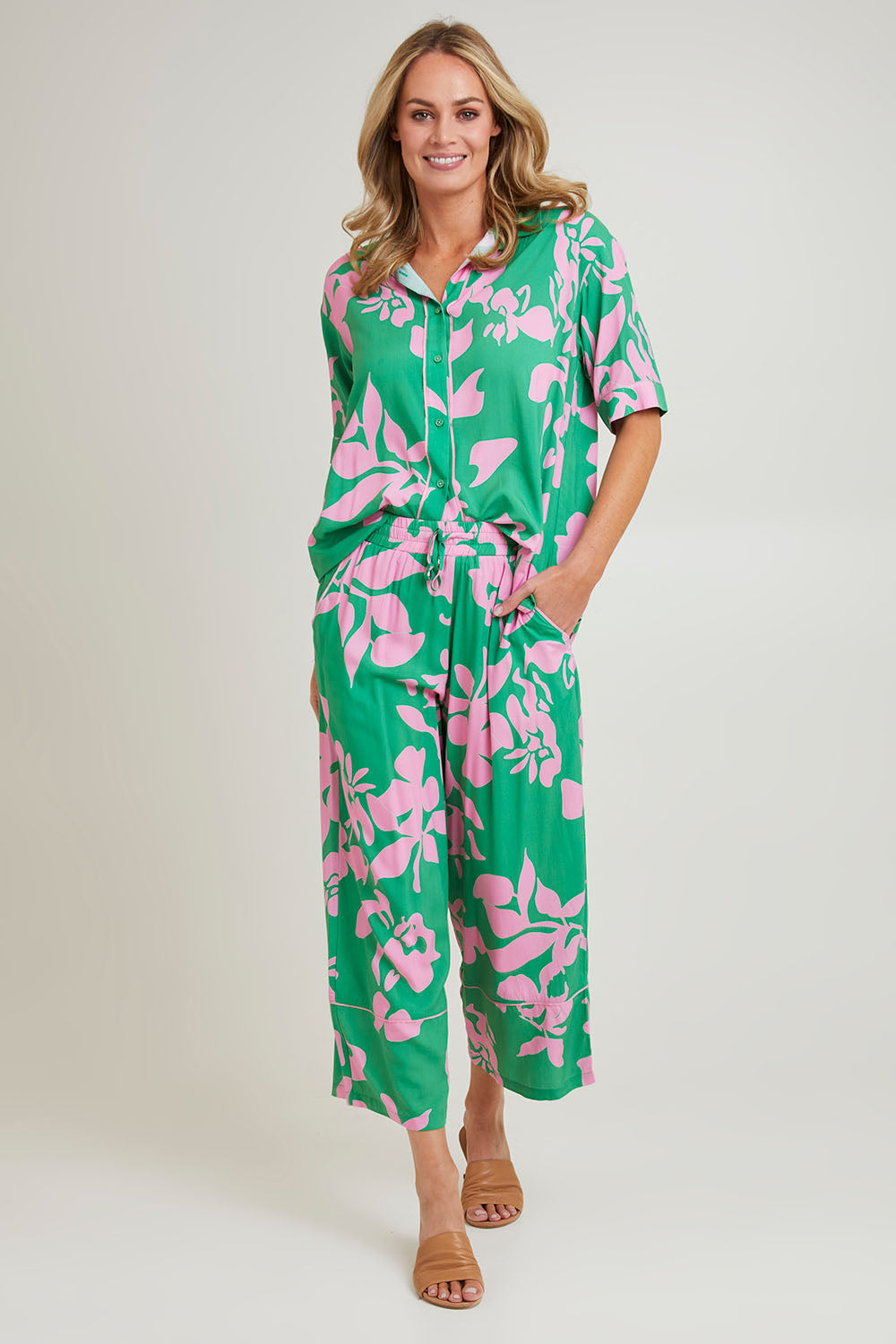 Model Grace wearing size S of the Spring Pant in colour Emerald (Green), from the front, showing the whole outfit
