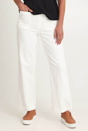 Model Riina wearing size S of the Carpenter Wide Leg Jean in colour Ivory, from the front, cropped image