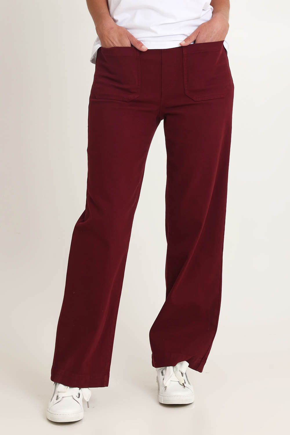 Model Riina wearing size S of the Carpenter Wide Leg Jean in colour Shiraz (Red), from the front, cropped image