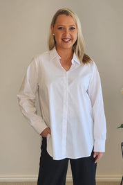 A model wearing the City Rib Cuff Cotton Blend Shirt in colour White (White), from the front, cropped image