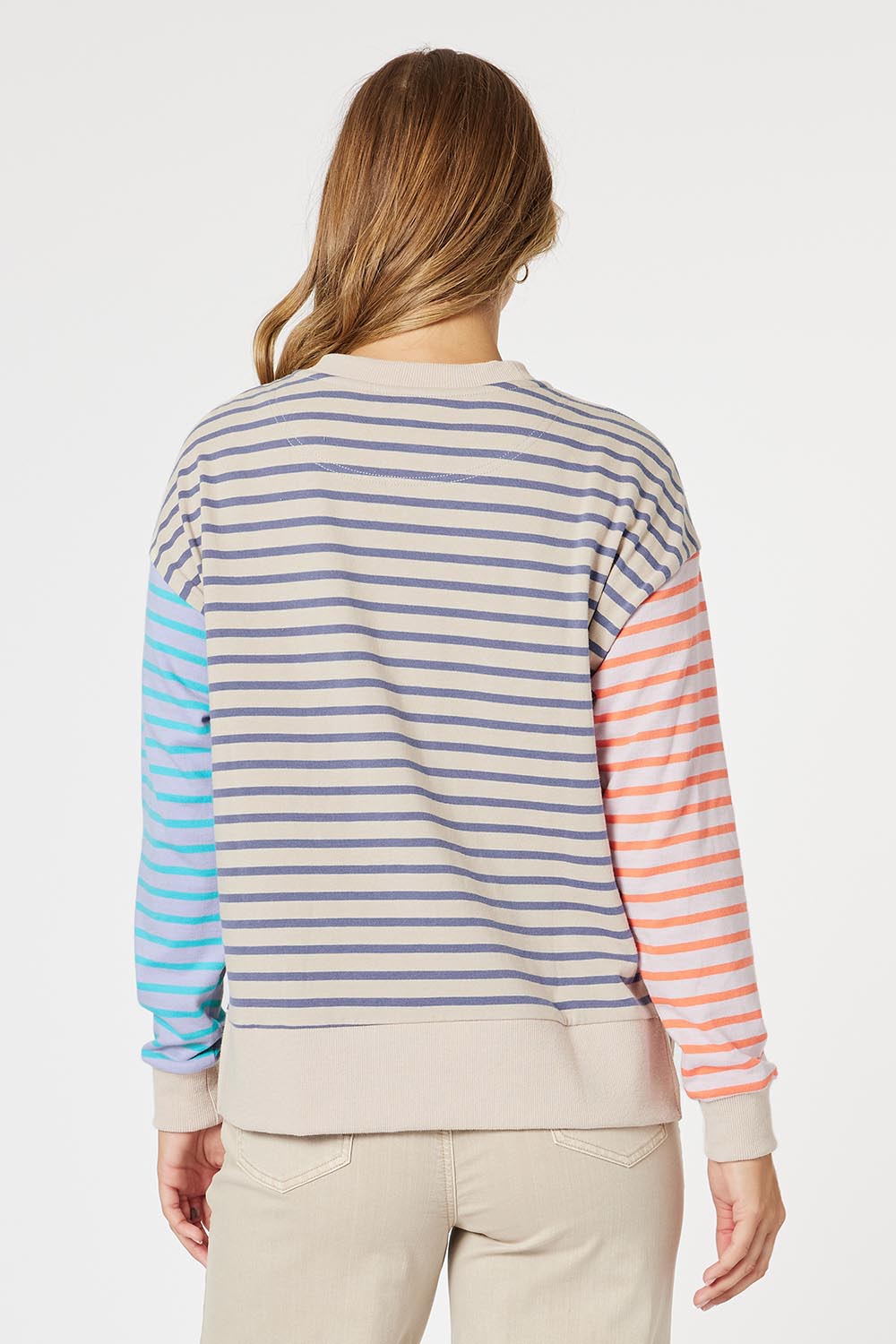 A model wearing the Maxwell Sweat in colour Bluemulti, from the back