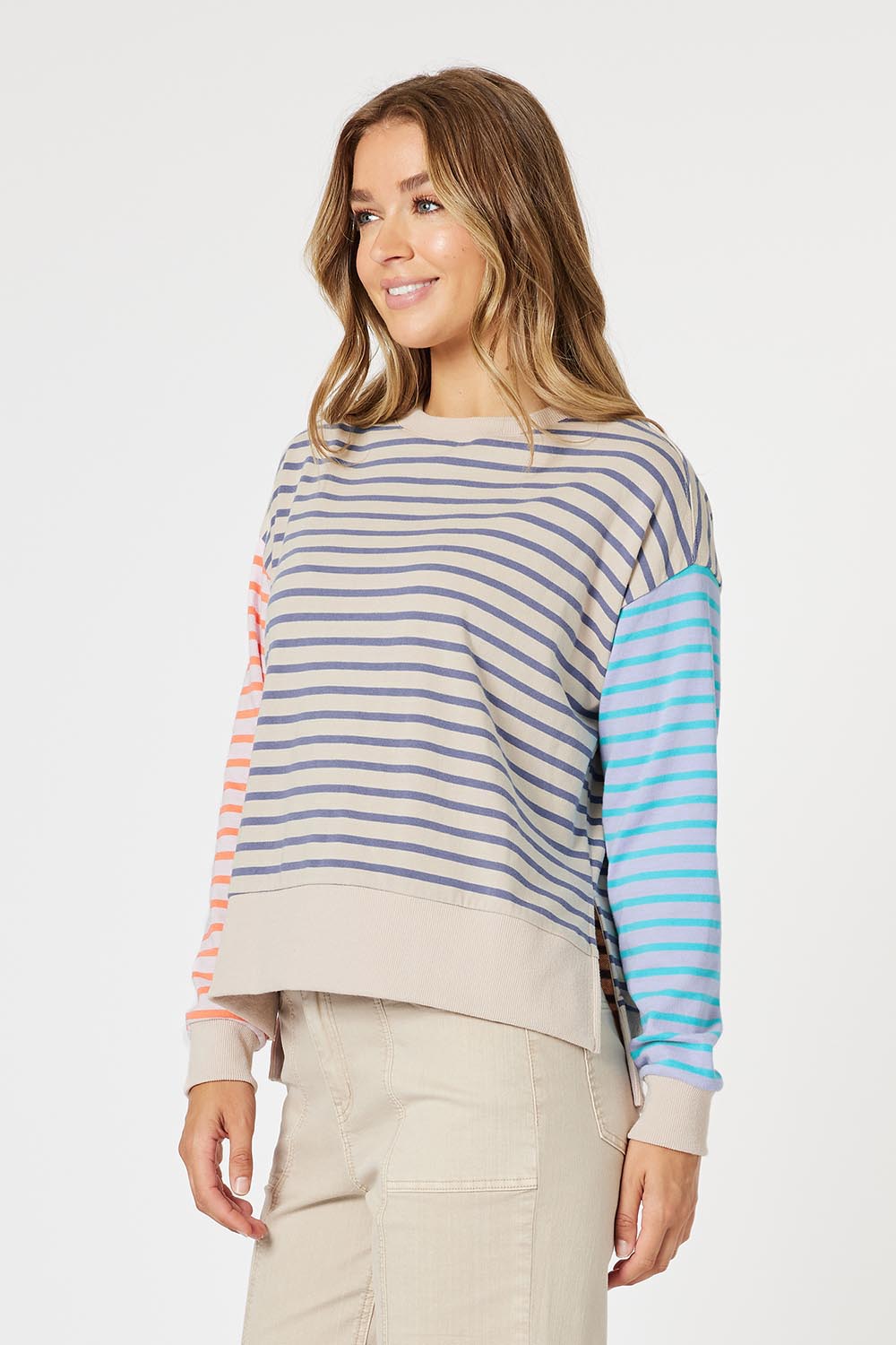 A model wearing the Maxwell Sweat in colour Bluemulti, from the front, cropped image