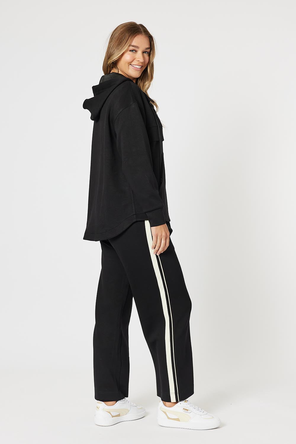 A model wearing the Evie Sweatshirt in colour Black (Black), from the front, showing the whole outfit